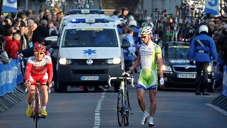 VIDEO Bijzondere valpartij in de Tour de France