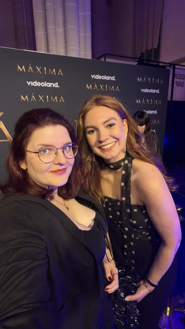 Sandy en Sanne klaar voor de interviews 