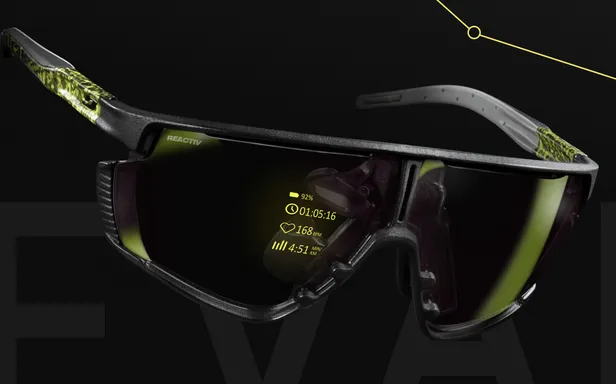 Productfoto van de Julbo EVAD-1 slimme fietsbril waarbij de realtime ritgegevens zoals hartslag en wattage via een head-up display op de binnenkant van het glas worden geprojecteerd.