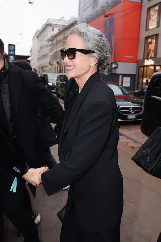 Andie MacDowell arriveert bij de Giorgio Armani Fashion Show tijdens Milaan Fashion Week 