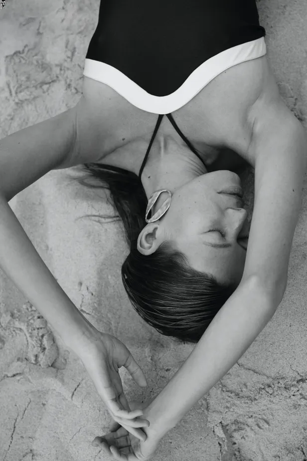 Badpak: Adriana Degreas | Oorbellen: Cult Gaia 