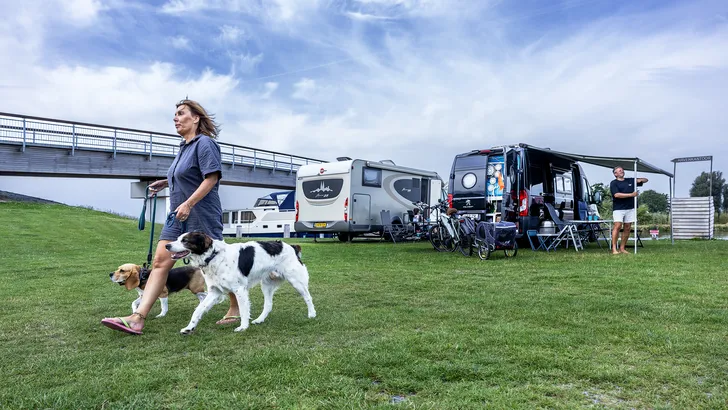 Veel camperaars laten dit gewoon buiten staan, tot één windvlaag alles verandert