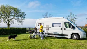 Internationale campermarkt kantelt: dure fabriekscampers maken plaats voor zelfbouw en permanente bewoning