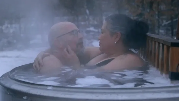 Robin en Pearl in de 'te kleine' hottub in Winter Vol Liefde