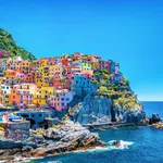 Foto van één van de kleurrijke dorpjes in de bergen van Cinque Terre, Italië.