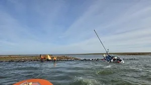 Gevangen tussen keien en kou: solozeiler overleeft tweeënhalve dag op De Kreupel dankzij KNRM