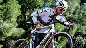 wereldkampioen mathieu van der poel houdt zijn canyon-fiets vast tijdens een cyclocross