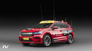 Skoda Enyaq iV vooraan bij Tour de France