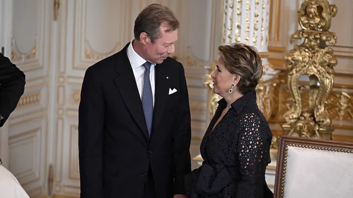 Maria Teresa draagt twee tiara's bij staatsbanket voor Singapore. – Foto van groothertog Henri en groothertogin Maria Teresa van Luxemburg.