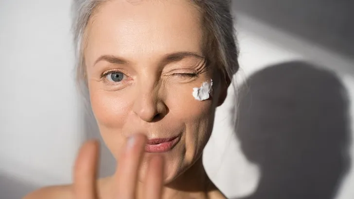 Vrouw met skincare bezig.