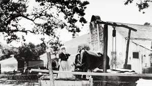 Beeld van een boerderij uit de film Dawn to Dawn (1933)