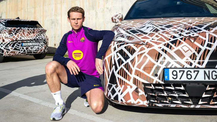 Frenkie de Jong en FC Barcelona-selectie testen gecamoufleerd prototype van Cupra Raval VZ