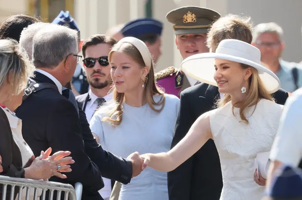 Prinses Eléonore en prinses Elisabeth schudden handen tijdens de viering van de Nationale Feestdag van België, 21 juli 2026.
