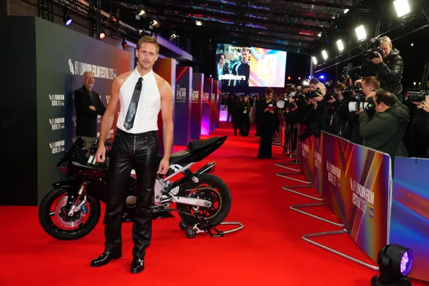 De 7 beste looks van Alexander Skarsgård: in een leren Ludovic de Saint Sernin ensemble bij het London Film Festival.