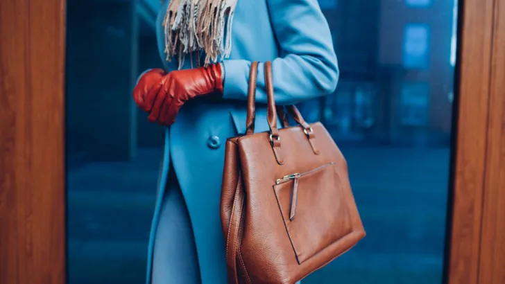 Vrouw met handschoenen