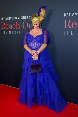 Justine Marcella houdt van een subtiele touch of red met haar rode lippen en nagels. Chic!