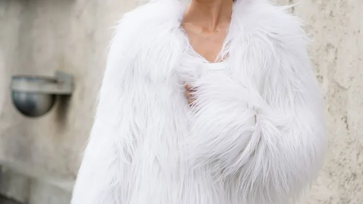 Vrouw met stijlvolle look.