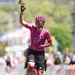 noemi rüegg komt juichend over de streep in de slotrit van de tour down under 2026