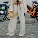 Vrouw met stijlvolle witte broek.