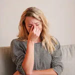 Vrouw zit huilend op de bank - vriend