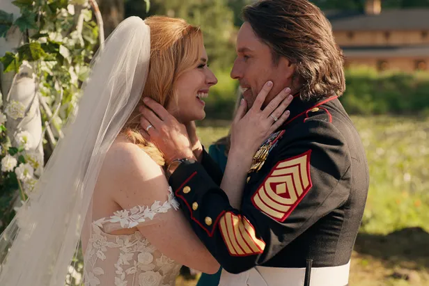 Mel (Alexandra Breckenridge) en Jack (Martin Henderson) in de serie Virgin River getrouwd 