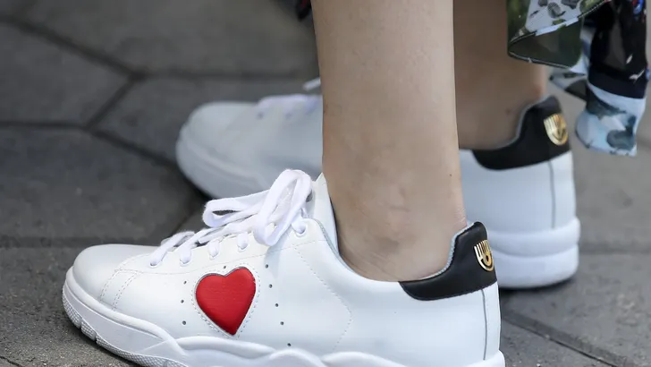 Vrouw gaat viral met waanzinnige sneaker cleaning hack