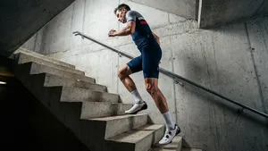 Wielrenner in fietskleding doet aan traplopen als training.