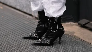 Stap in de tijdmachine naar 2006! De iconische schoenen van Paris Hilton, Victoria Beckham en Lindsay Lohan maken een spectaculaire comeback. Ontdek welke 5 noughties trends de catwalks en streetstyle van 2026 domineren en hoe je ze nu draagt.