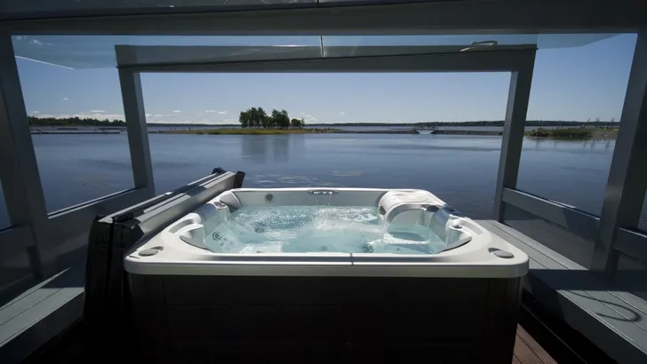 Zomertip: met een groep vrienden in een jacuzzi over de Maas
