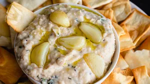 Bonendip met knoflook en rozemarijn