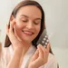 Vrouw plakt pimple patch op puistjes in de zomer