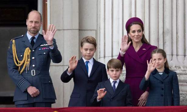 Prins William en prinses Kate en hun kinderen zwaaien vanaf het balkon van Buckingham Palace