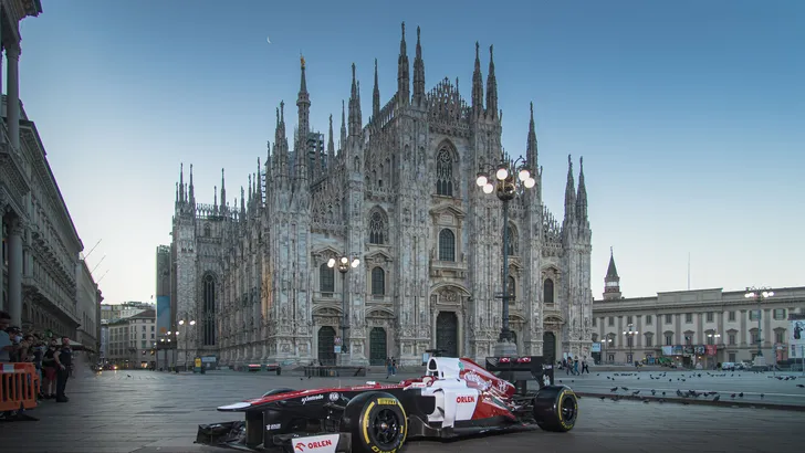 VIDEO: Alfa Romeo ramt F1-wagen door Milaan