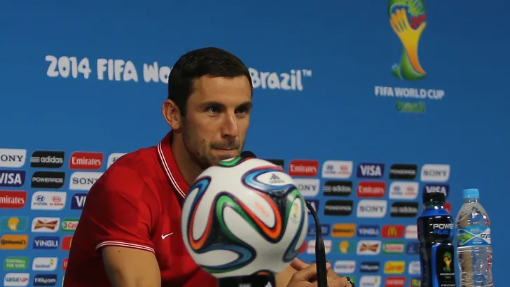 Keeper NEC raakt geblesseerd door opblaaspop