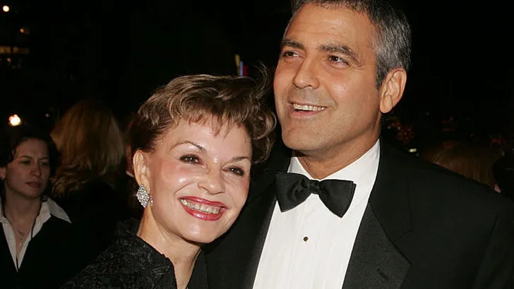 Moeder George Clooney verklapt geslacht tweeling
