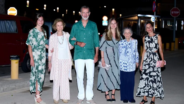 Leonor en Sofia fladderen al net zo zomers als Letizia!