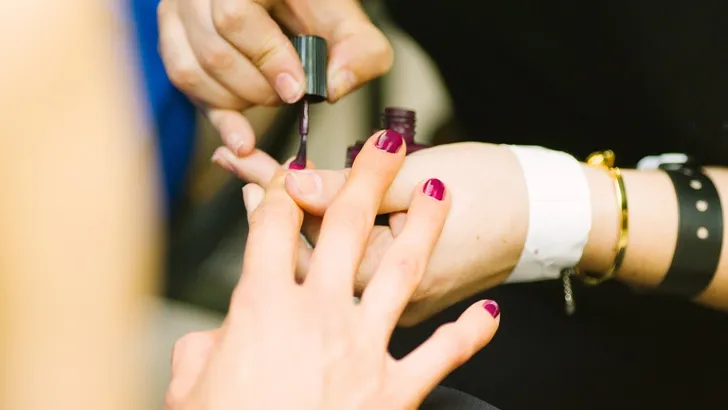 Half-moon manicure is de 40+ trend op nagellakgebied