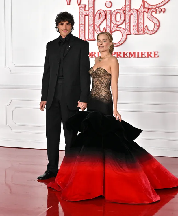 Margot Robbie in Schiaparelli met tegenspeler Jacob Elordi. 