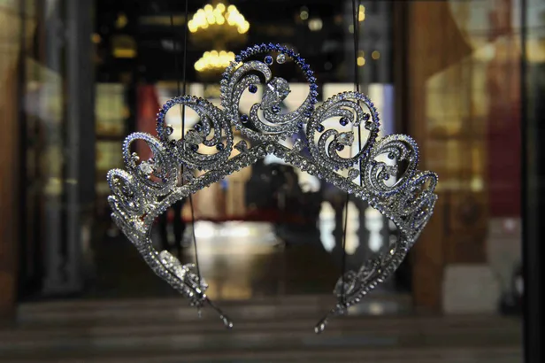 Een close-up foto van de Oceaan-tiara van prinses Charlene in een vitrine.