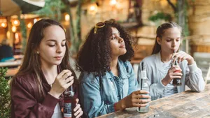 Meer dan een suikerkick: de nieuwe link tussen zoete dranken en angst bij tieners