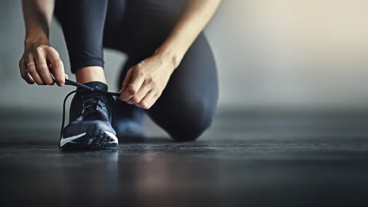 Deze effectieve en korte HIIT-training kun je overal doen