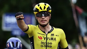 olav kooij juicht na een sprintzege