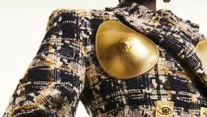 Schiaparelli: gouden glans en heel veel… boobies  