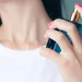Vrouw spuit parfum op.