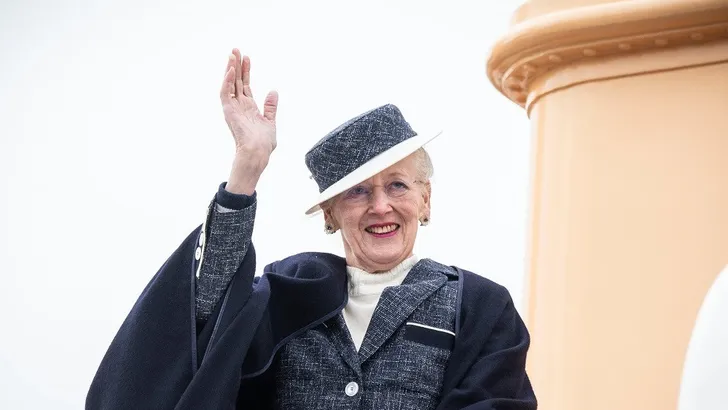 Koningin Margrethe blijft monter onder stoute teckel