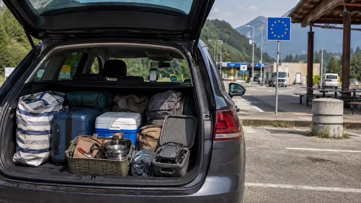 Volgepakte vakantieauto onderweg naar Spanje
