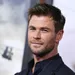 Chris Hemsworth brengt lifter via helikopter op bestemming