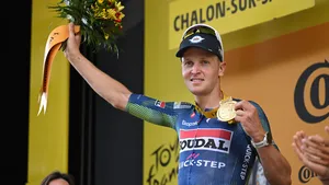 Merlier als winnaar op het podium van etappe 12.