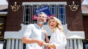 Shoptip: bezoek de Late Night Shopping dagen van Designer Dutlet Roermond – Foto van man en vrouw voor McArthur Glen Designer Outlet in Roermond.