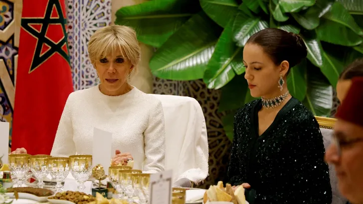Hoe gaat het met jarige prinses Lalla Khadija? – Foto van Lalla Khadija zittend naast Brigitte Macron tijdens het Franse staatsbezoek, oktober 2024.